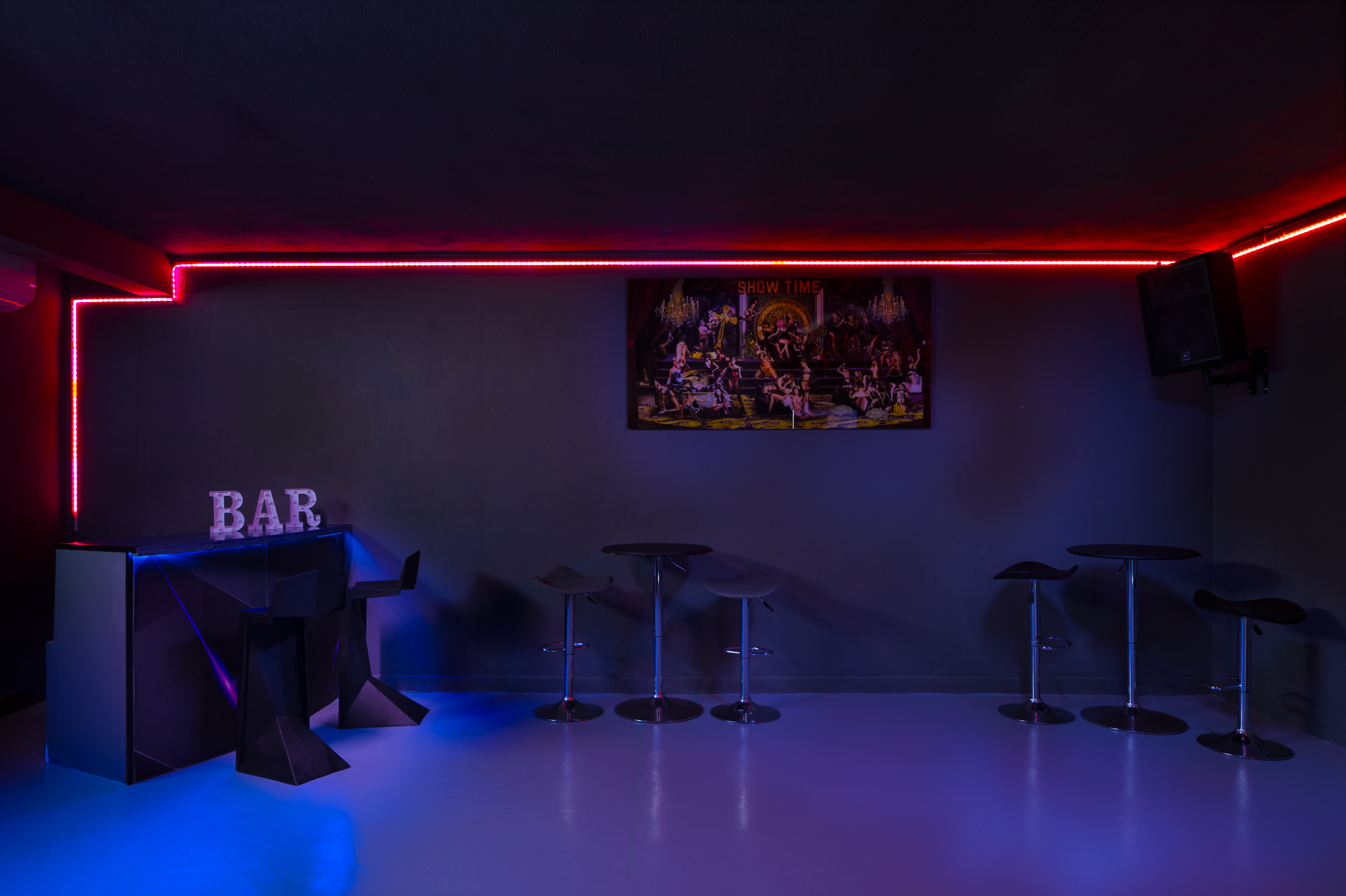 The villa bar and club room