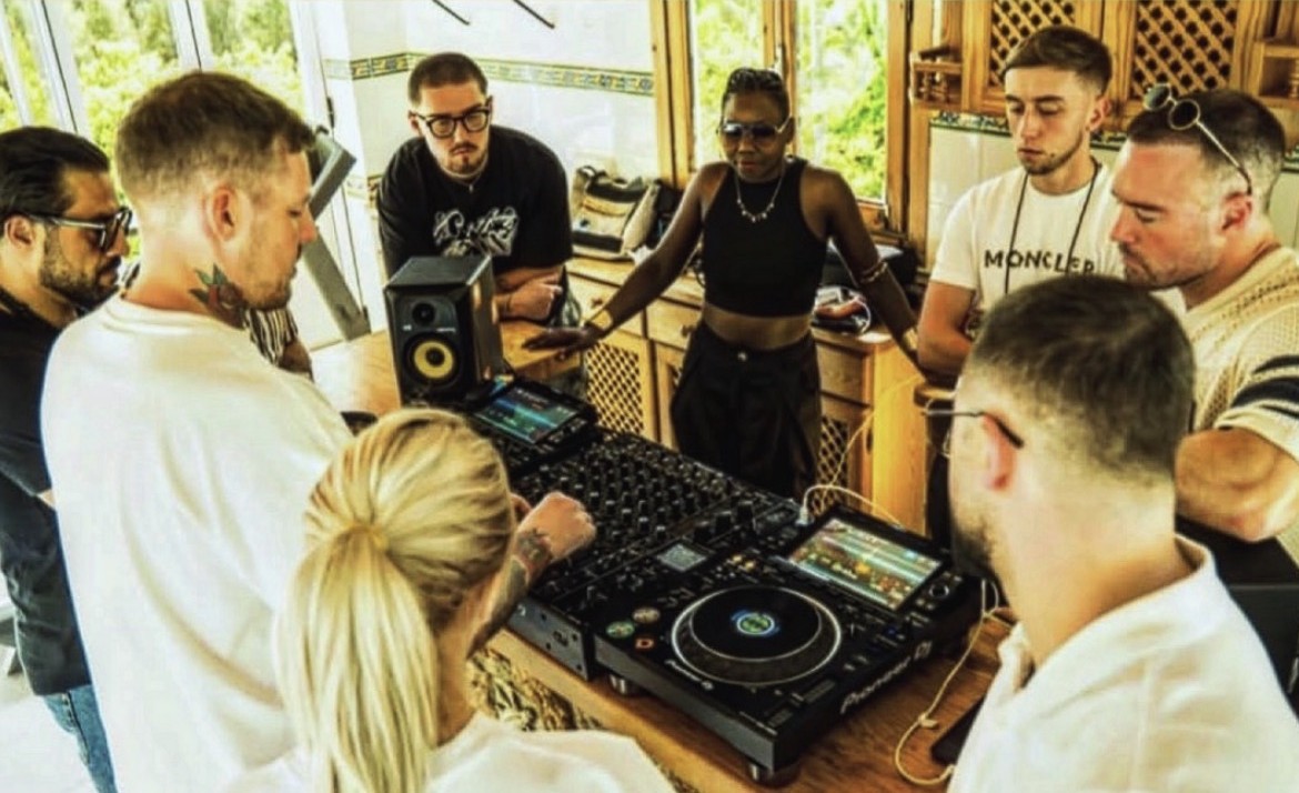 House session around the decks in the villa